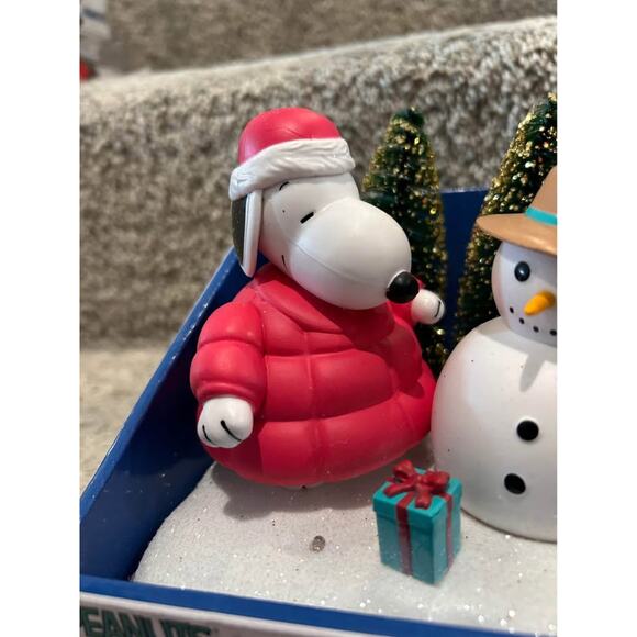 Peanuts Snoopy Puffer Jacket Light Up Musical Scene - Picture 4 of 6